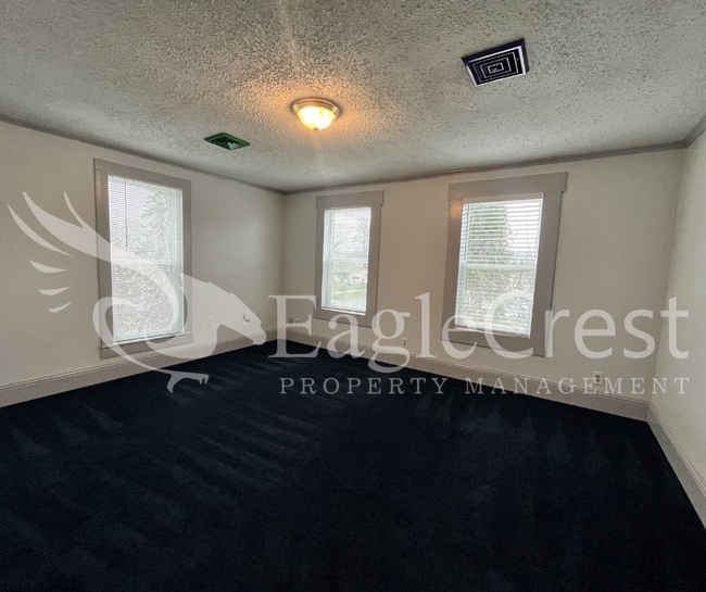 Building Photo - Comfortable 5 Bedroom Home with Modern Touches, Large Bedrooms & Front Porch