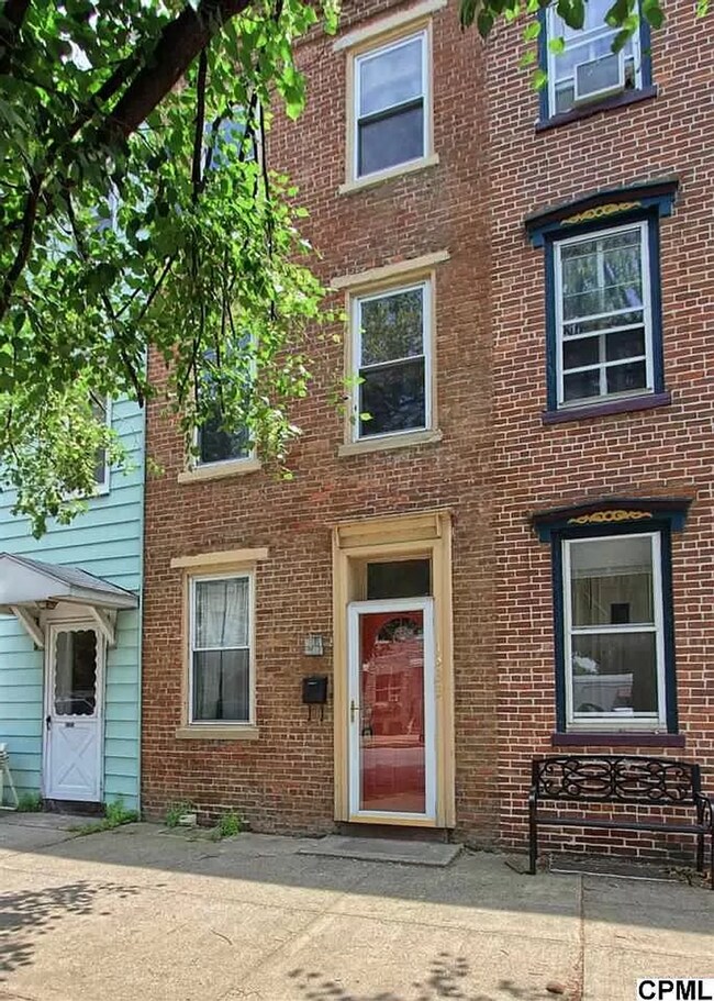 Primary Photo - Spacious 3 Bedroom on 2nd