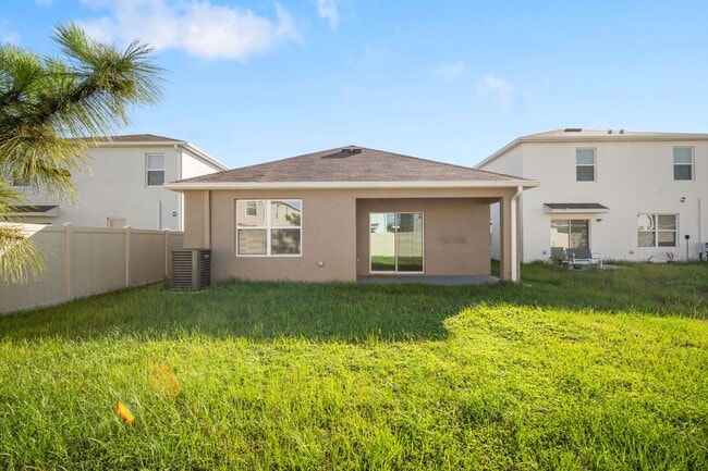 Building Photo - Charming 3/2 Home- Move In ready!