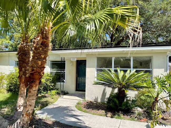 Building Photo - 1927 Lakewood Cir N