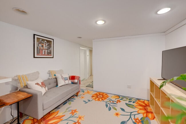 Building Photo - 1017 California Pl S