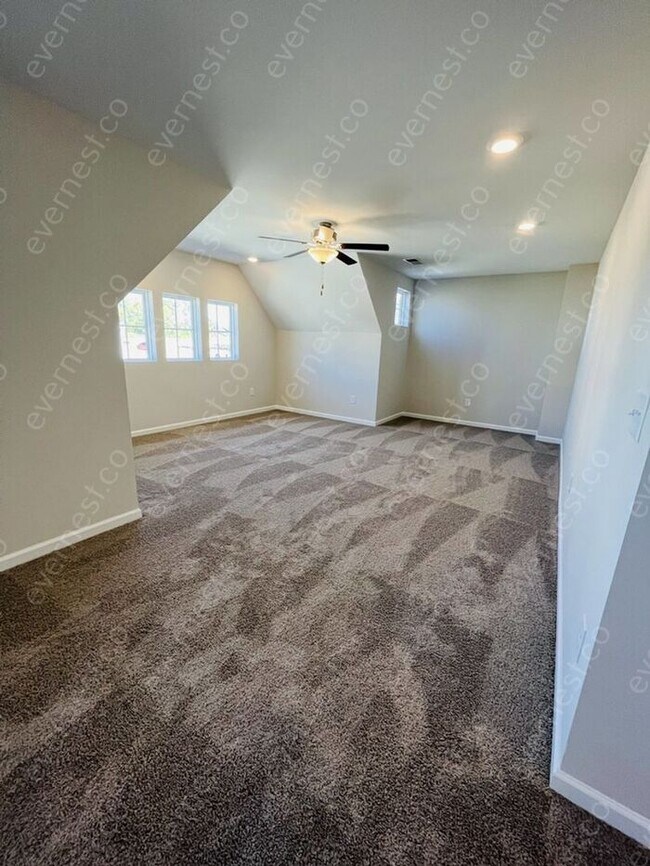 Building Photo - 4-Bedroom, 2.5-Bathroom Home with Modern A...