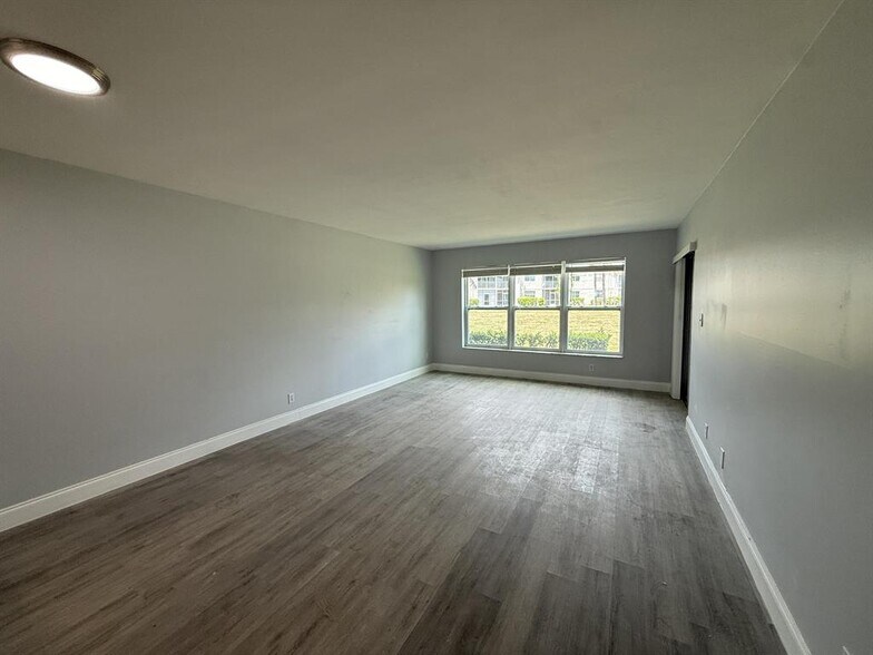 Building Photo - 7355 Woodmont Ter
