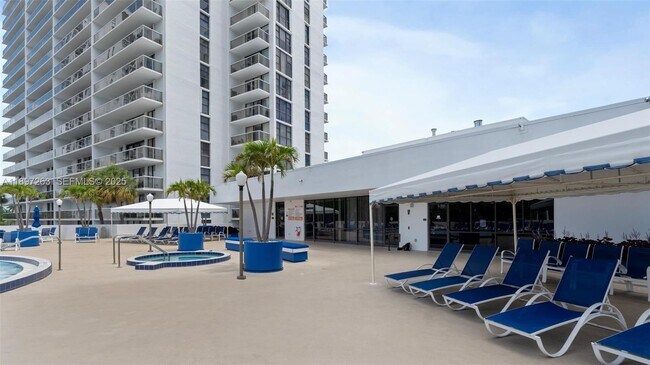 Building Photo - 3701 N Country Club Dr