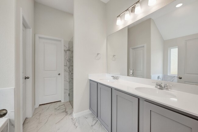 Building Photo - 2810 Woodbrook Dr