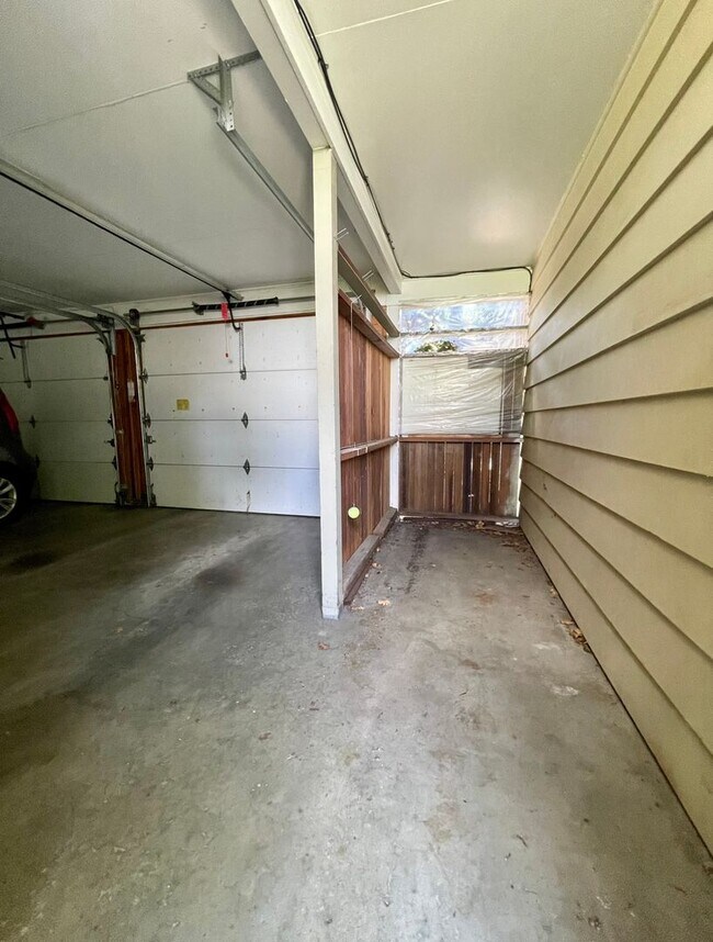 Building Photo - Stunning Two-bedroom In SW Portland~ Great...