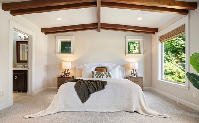 Building Photo - Beautiful Home in Semiahmoo!