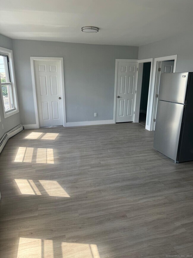 Building Photo - 651 Barnum Ave