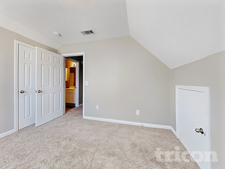 Building Photo - 700 Holland Ridge Dr