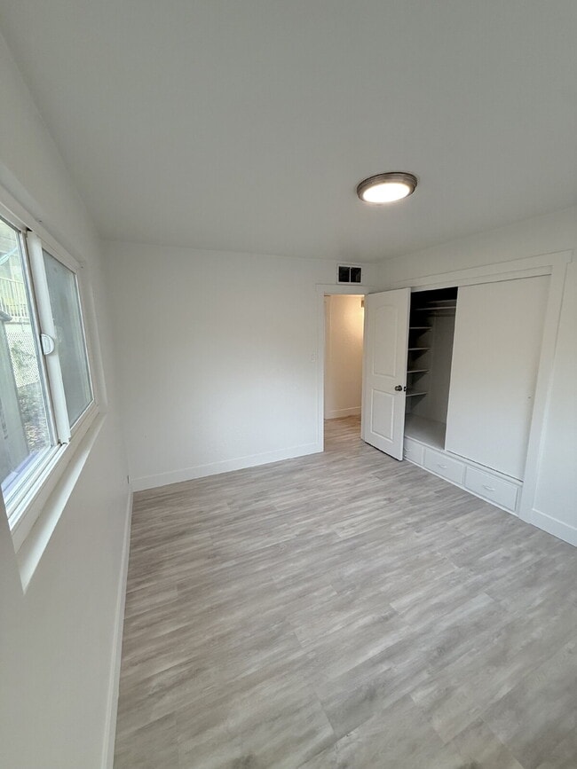 Building Photo - 288 W Diagonal #A 3 Bed/2 Bath