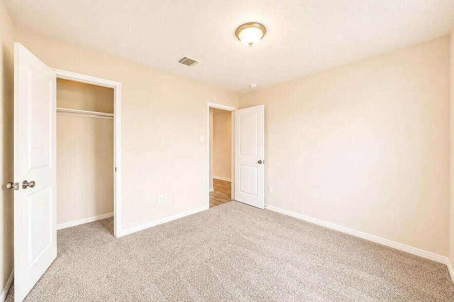 Building Photo - 15674 Briar Forest Dr