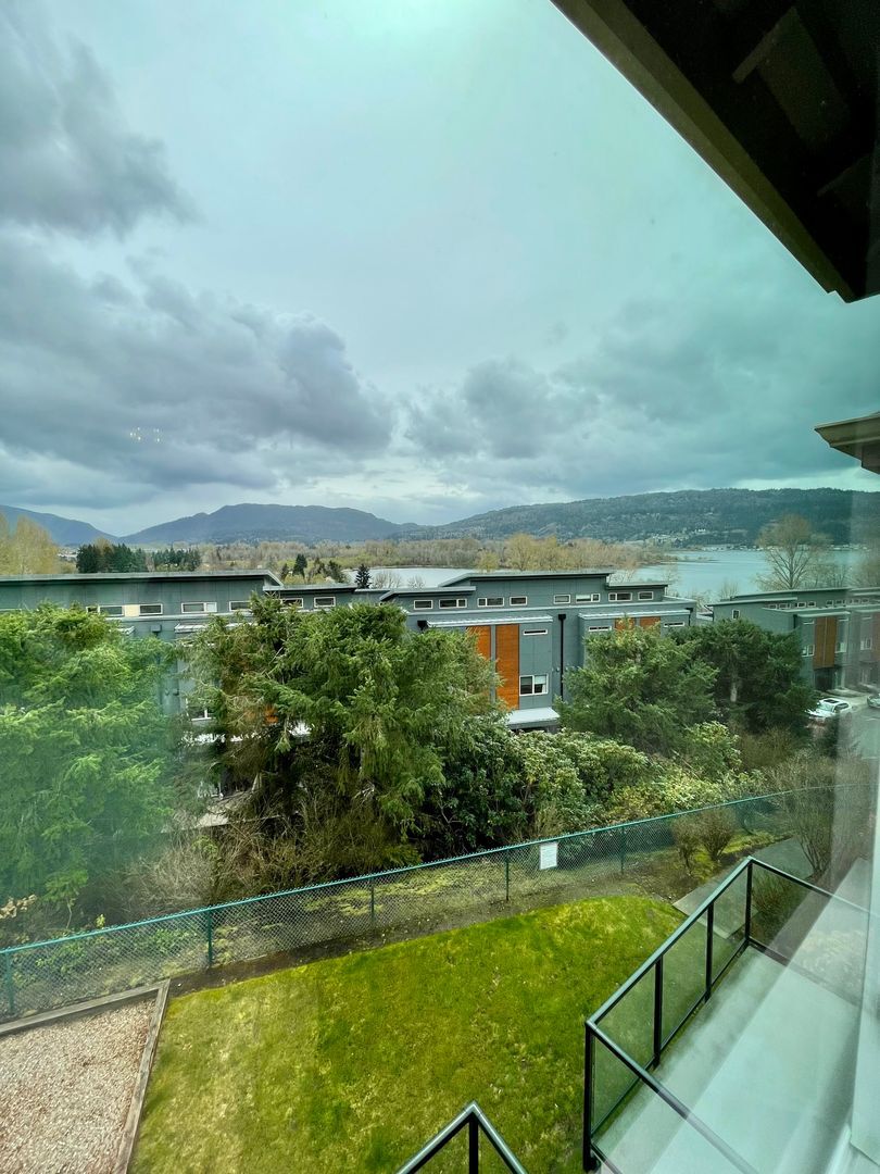 Building Photo - Issaquah Townhouse at Peregrine Point...