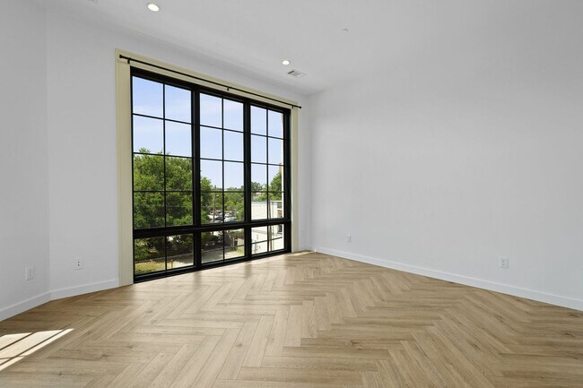 Building Photo - The 912 Building C