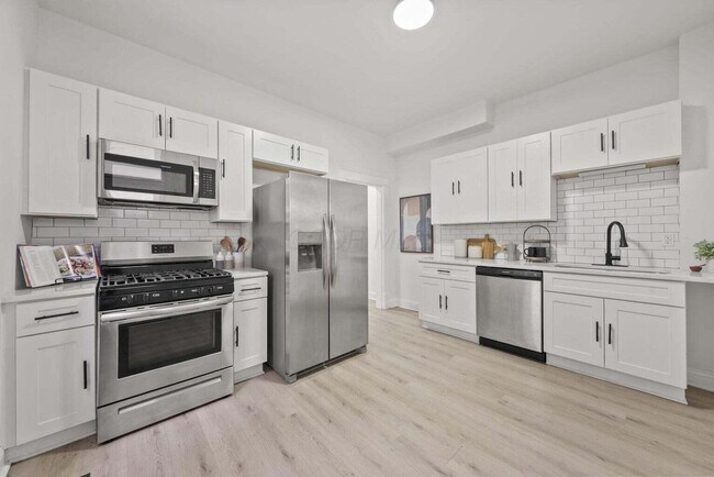 Building Photo - 550 W Town St