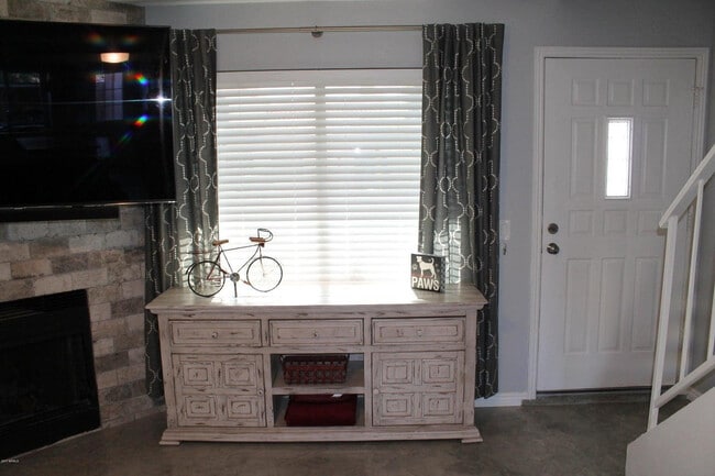 Building Photo - 4901 E Kelton Ln