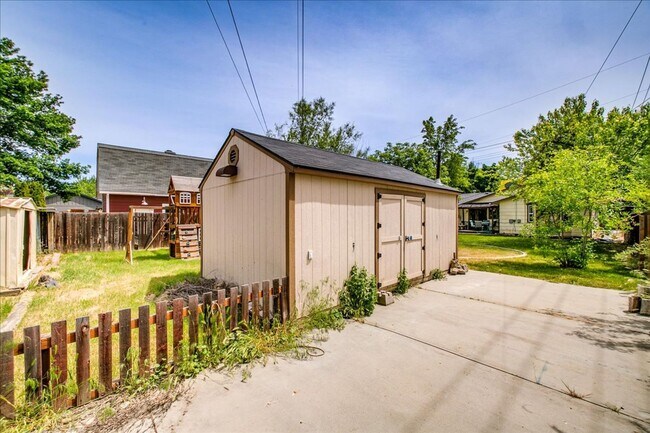 Building Photo - Desirable SE Boise Home Minutes From BSU!