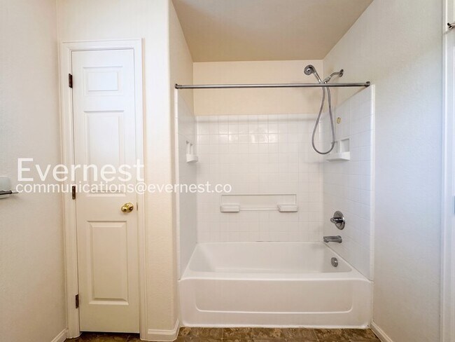 Building Photo - 3 Bed/2.5 Bath Home with Fenced Yard & Garage / Available Now!