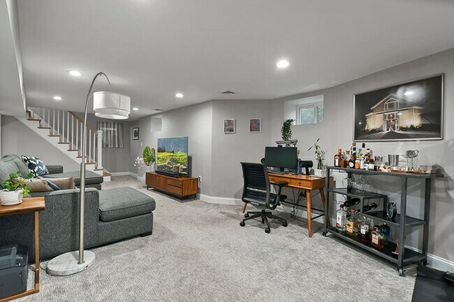 Building Photo - Renovated Apartment in Medford
