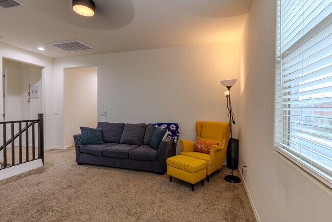 Building Photo - 1064 S Sunset Dr