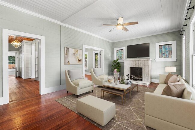 Building Photo - 108 N Ave B