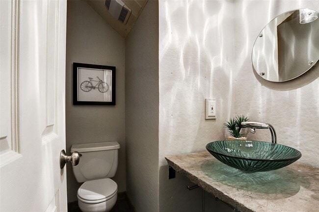 Building Photo - Modern and Sleek Three Bedroom Townhome!