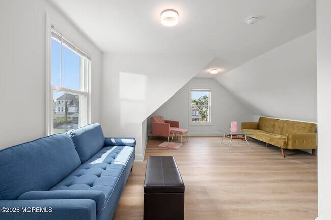 Building Photo - 601 2nd Ave