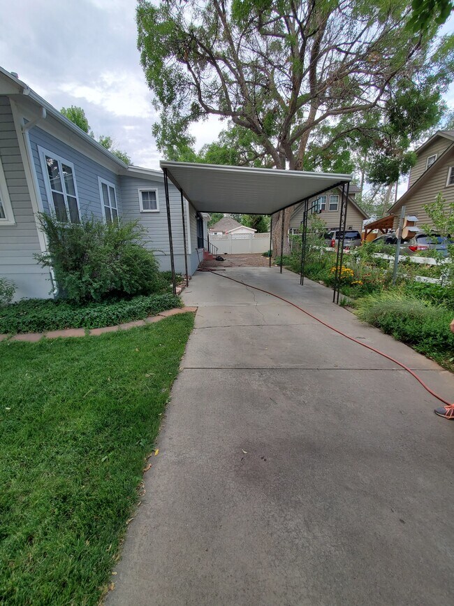 Building Photo - 607 Floral Ave