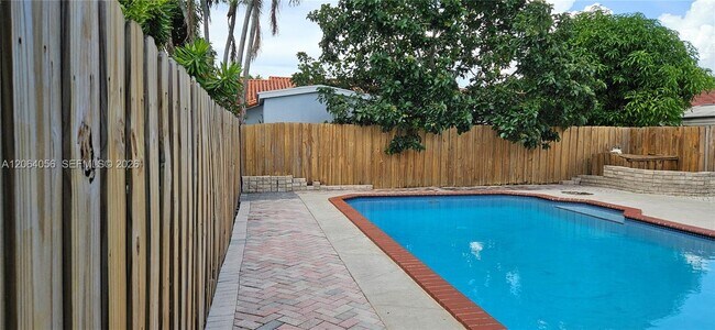 Building Photo - 14765 Kendale Lakes Blvd