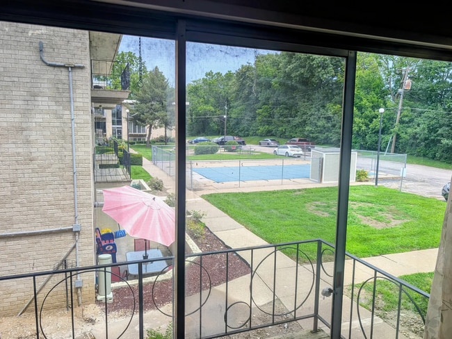 Building Photo - Spacious 1BR Condo – Pool Access & Utilities