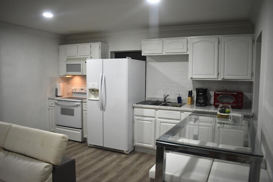 Building Photo - 2405 Roslyn Ln
