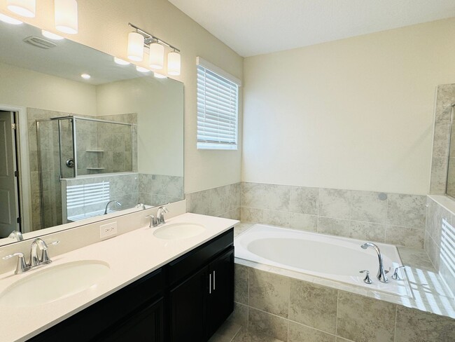 Building Photo - 3 Bed 2.5 Bath Townhouse For Rent In Store...
