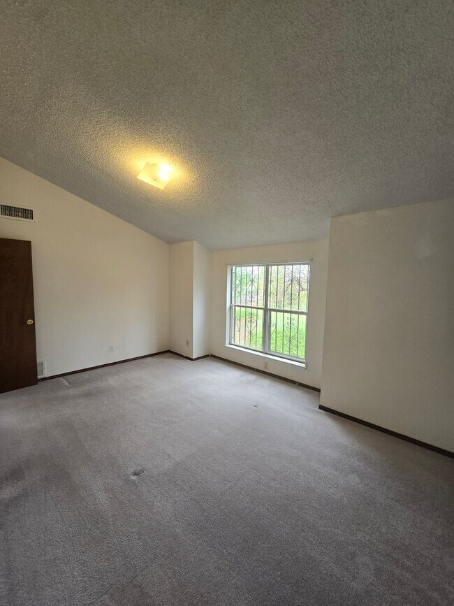Building Photo - Northeast Home With Beautiful Mountain Views