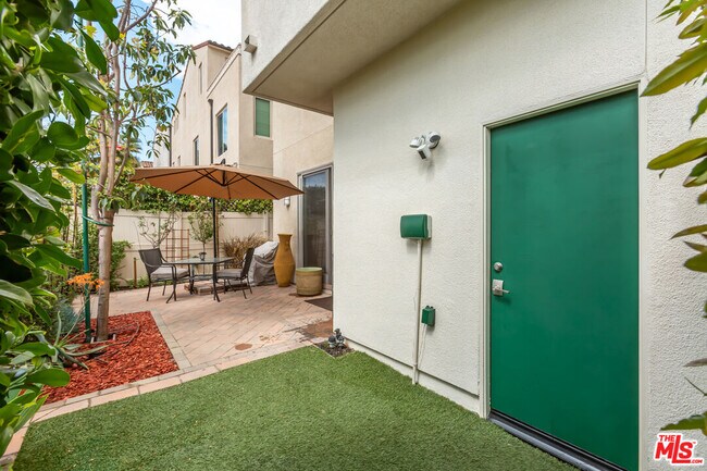 Building Photo - 5547 Palm Dr