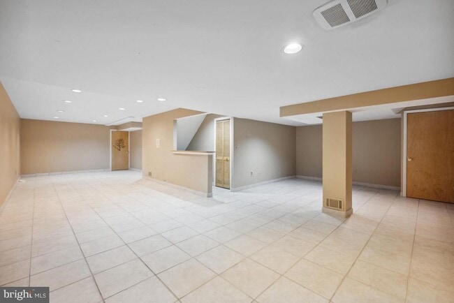 Building Photo - 10 Corlen Ct