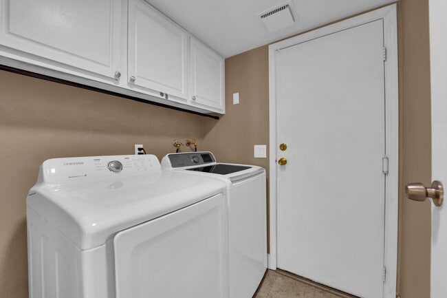 Building Photo - Beautiful 4 bed/ 3 bath POOL Home For Rent