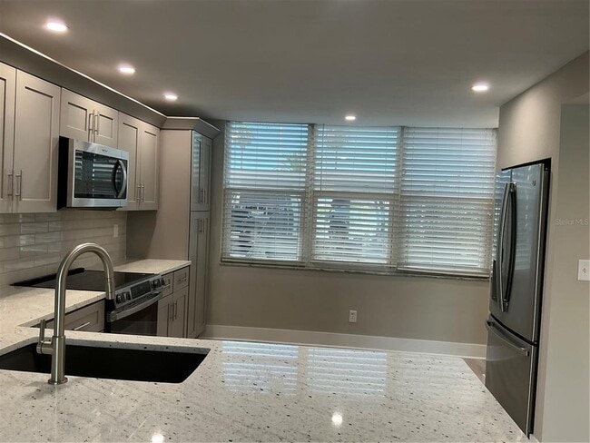Building Photo - 7645 Sun Island Dr S