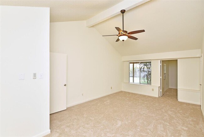 Building Photo - 2035 Shorewood Ln