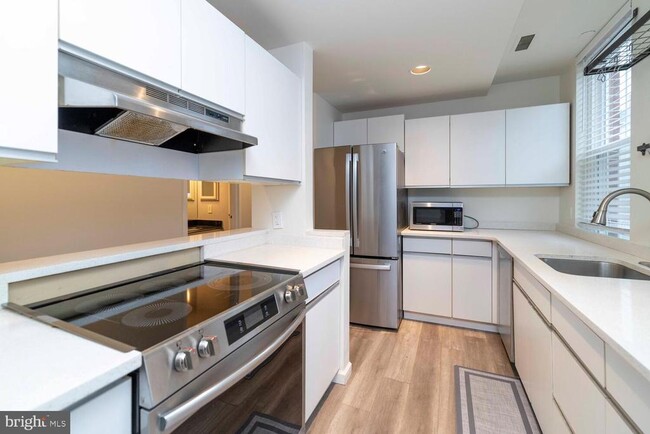 Building Photo - 102 Church St