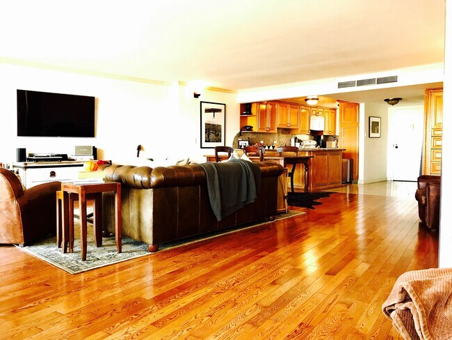 Building Photo - 4265 Marina City Dr
