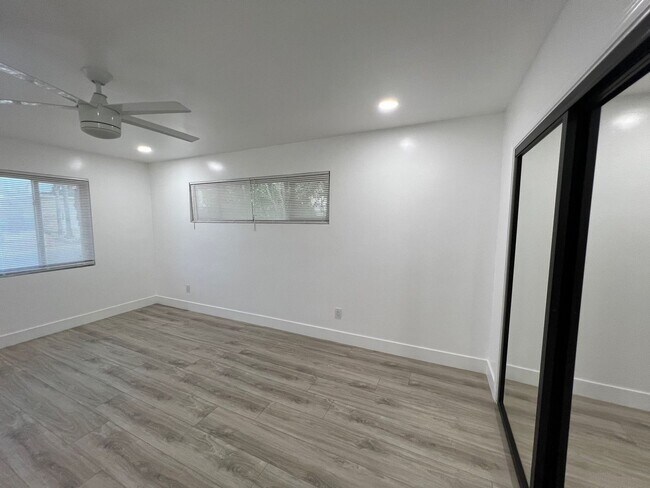 Building Photo - Large 6 Bedroom POOL House on East Falls View! Prime Location!