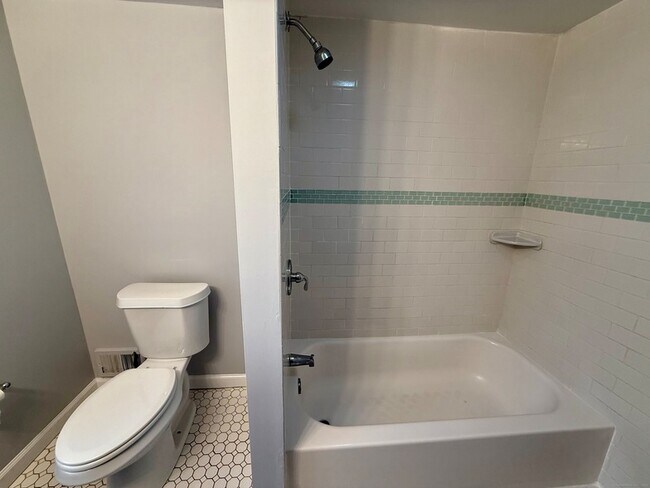 Building Photo - 16 1/2 W Main Street Unit