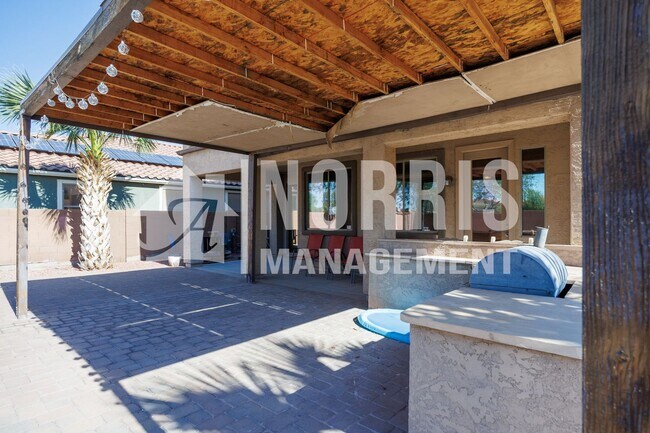 Building Photo - Beautiful Home with a POOL Service Included