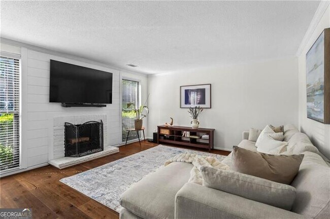 Building Photo - 1028 Riverbend Club Dr SE