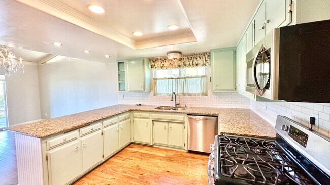 Building Photo - Lovely, Open Floor Plan, Single Story Located in the Desirable Live Oak Estates of Fallbrook!