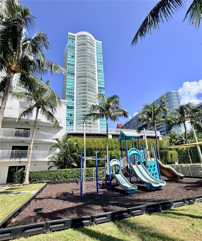 Building Photo - 2101 Brickell Ave