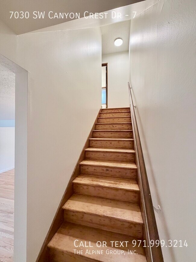 Building Photo - 7030 SW Canyon Crest Dr