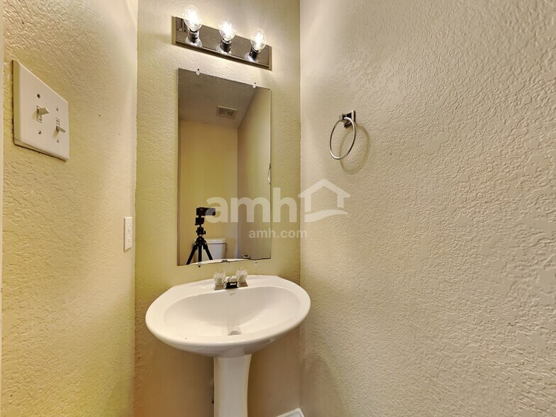Building Photo - 3004 Cesareo Dr