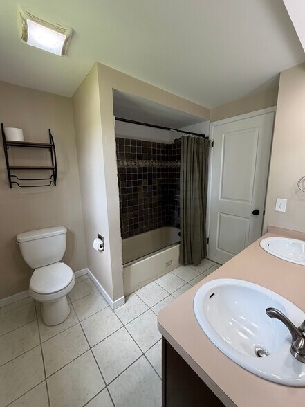 Building Photo - 4544 Hillview Shr