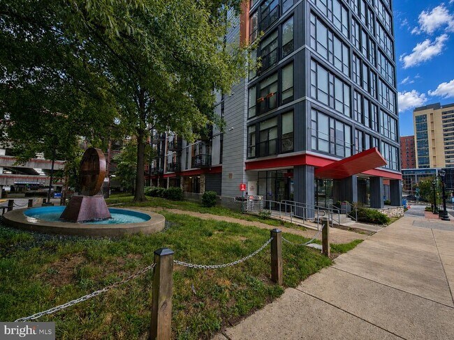 Building Photo - 1320 Fenwick Ln