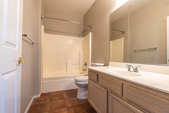 Building Photo - Spacious 2 Bed / 2 Bath Condo in Prime Cha...